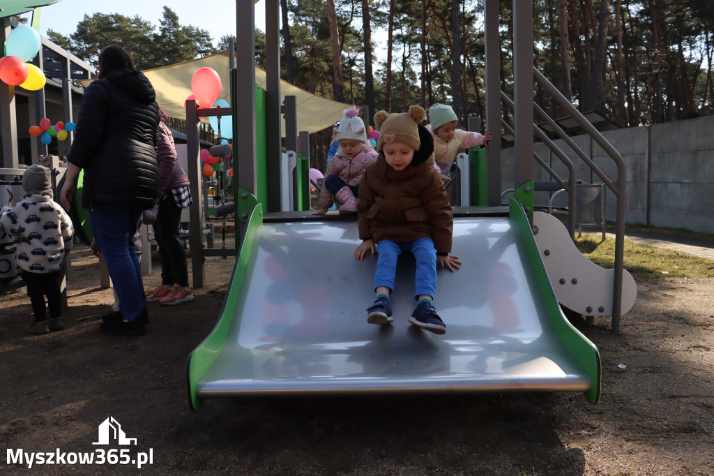 Fotorelacja: Nowe place zabaw przy Żłobkach Gminnych w Poraju i Żarkach-Letnisku