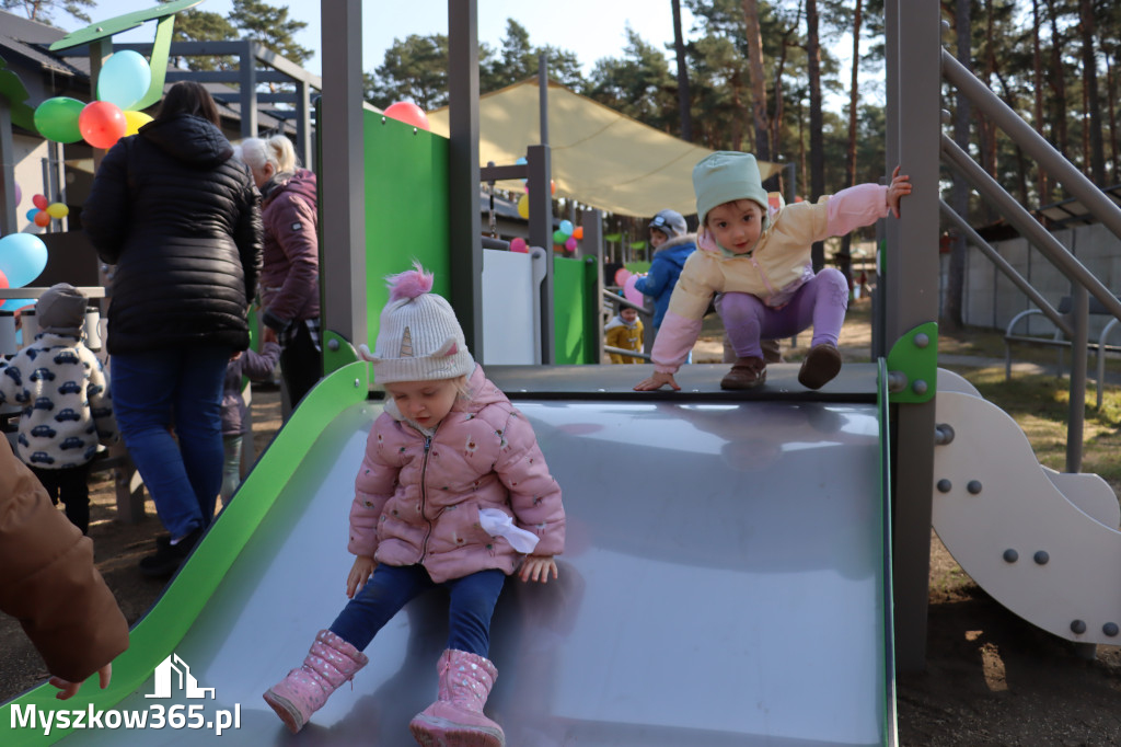 Fotorelacja: Nowe place zabaw przy Żłobkach Gminnych w Poraju i Żarkach-Letnisku