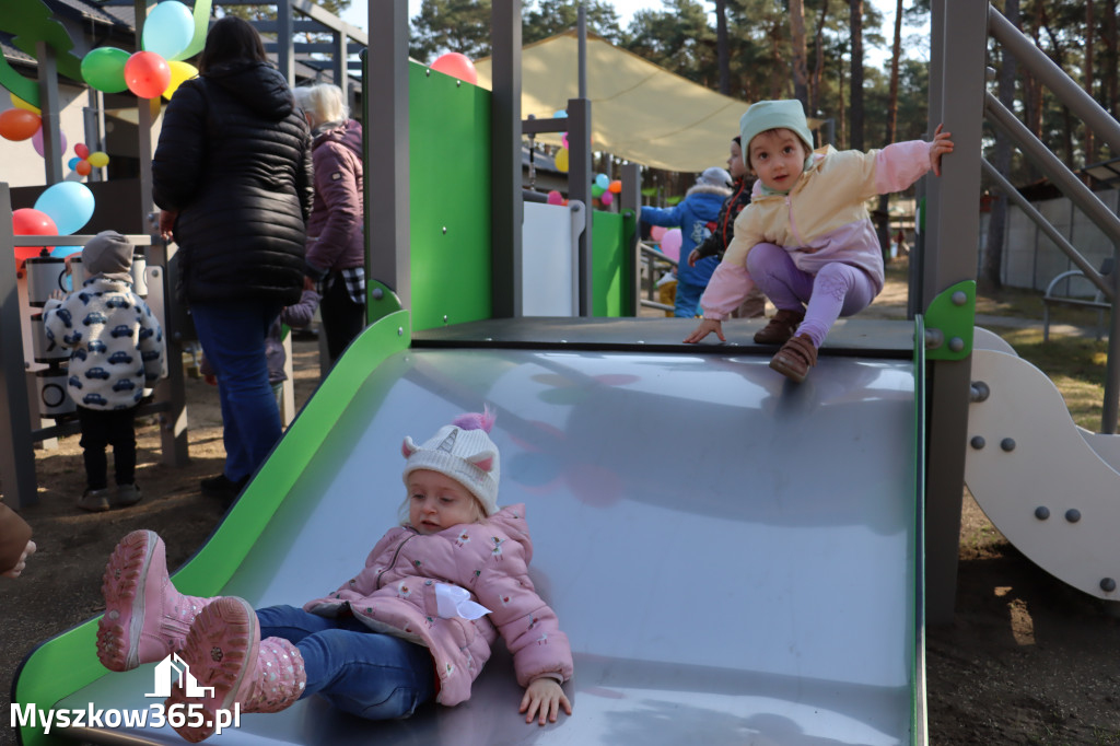 Fotorelacja: Nowe place zabaw przy Żłobkach Gminnych w Poraju i Żarkach-Letnisku