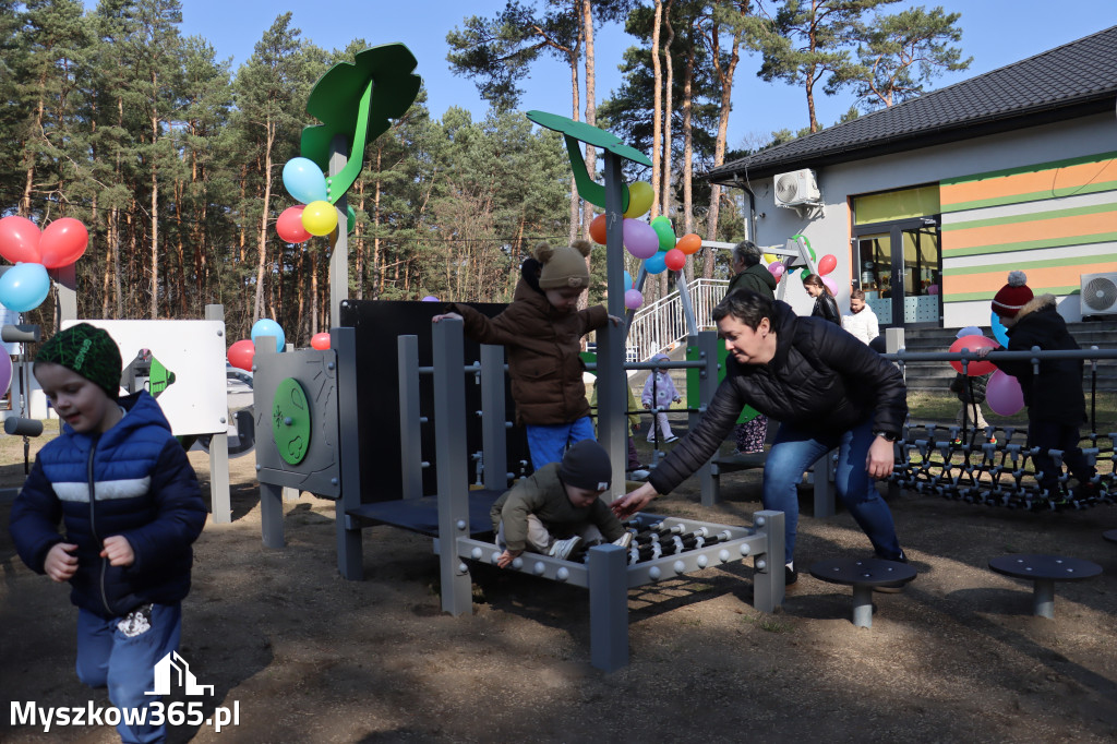 Fotorelacja: Nowe place zabaw przy Żłobkach Gminnych w Poraju i Żarkach-Letnisku
