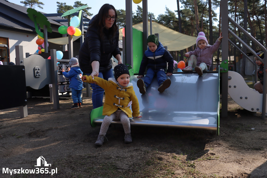 Fotorelacja: Nowe place zabaw przy Żłobkach Gminnych w Poraju i Żarkach-Letnisku