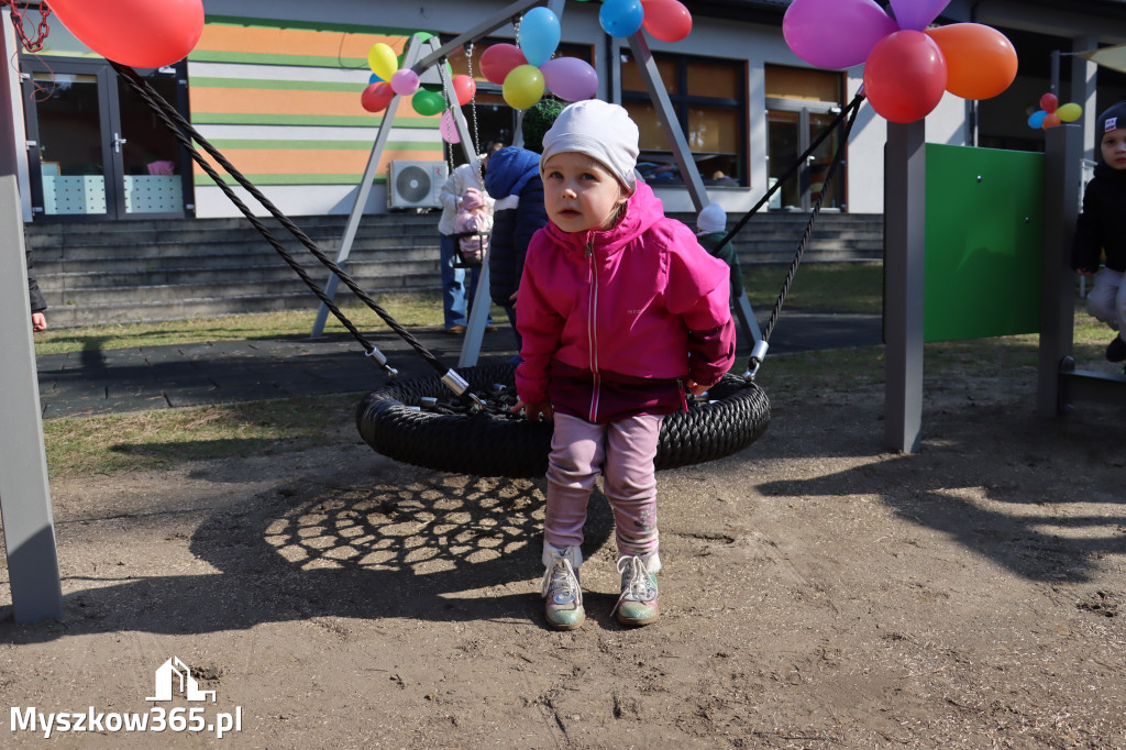 Fotorelacja: Nowe place zabaw przy Żłobkach Gminnych w Poraju i Żarkach-Letnisku