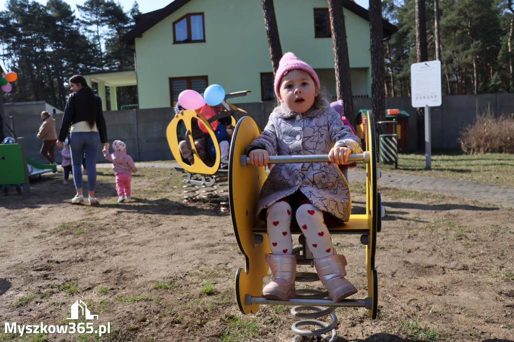 Fotorelacja: Nowe place zabaw przy Żłobkach Gminnych w Poraju i Żarkach-Letnisku