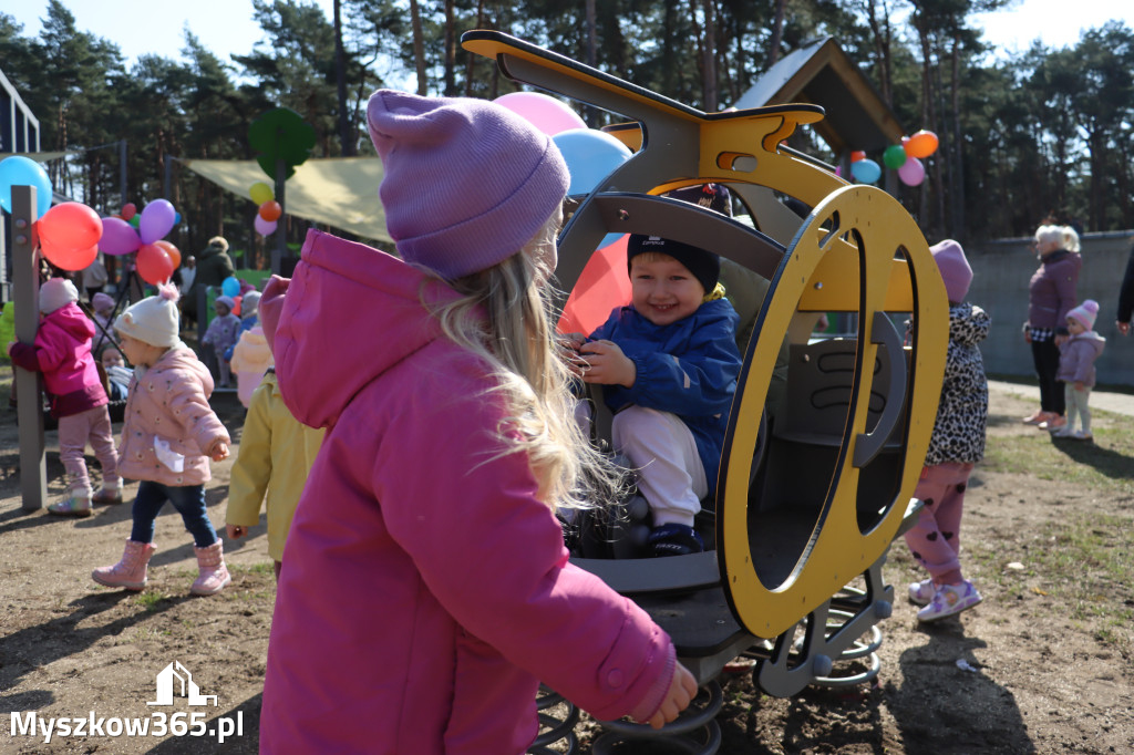 Fotorelacja: Nowe place zabaw przy Żłobkach Gminnych w Poraju i Żarkach-Letnisku