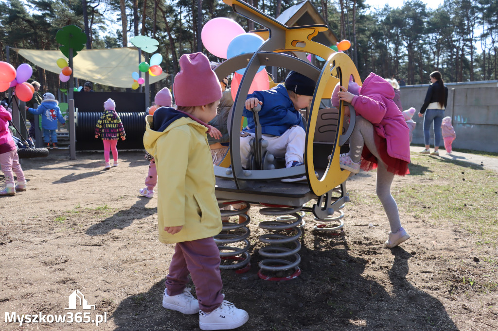 Fotorelacja: Nowe place zabaw przy Żłobkach Gminnych w Poraju i Żarkach-Letnisku