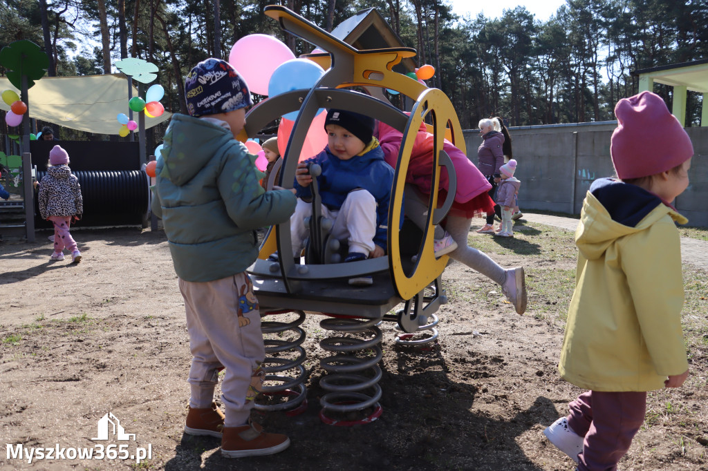 Fotorelacja: Nowe place zabaw przy Żłobkach Gminnych w Poraju i Żarkach-Letnisku