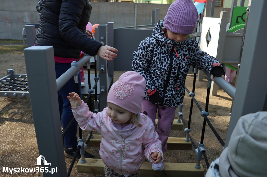 Fotorelacja: Nowe place zabaw przy Żłobkach Gminnych w Poraju i Żarkach-Letnisku