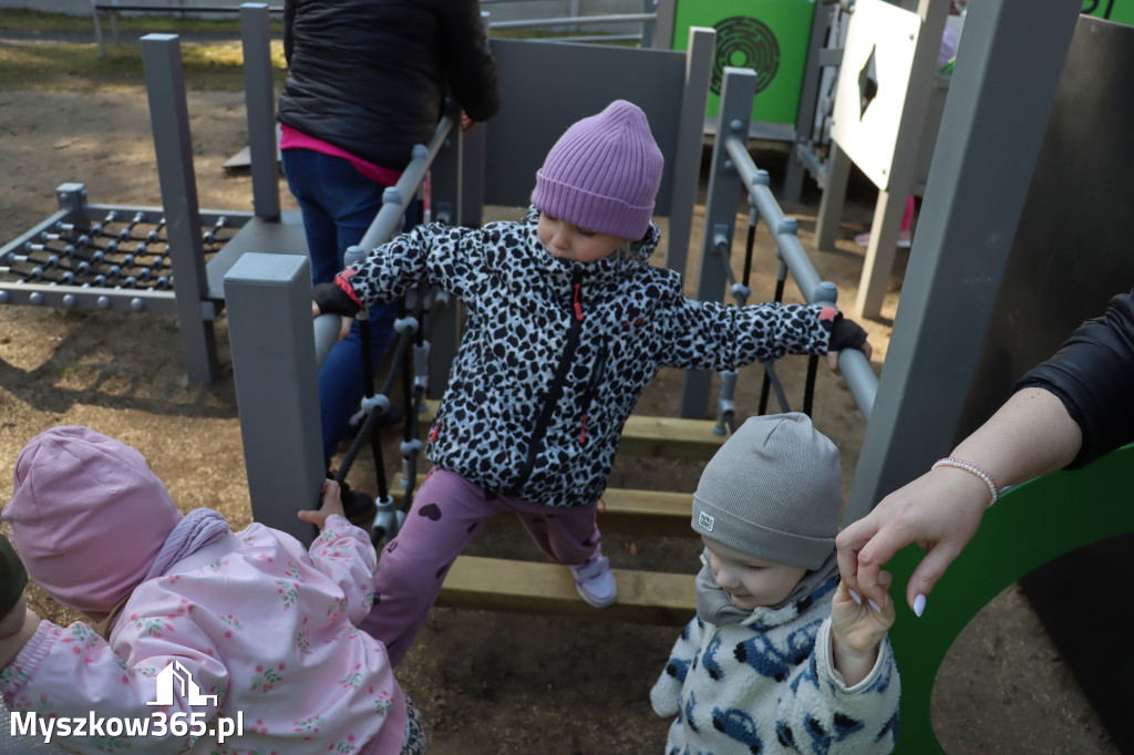 Fotorelacja: Nowe place zabaw przy Żłobkach Gminnych w Poraju i Żarkach-Letnisku