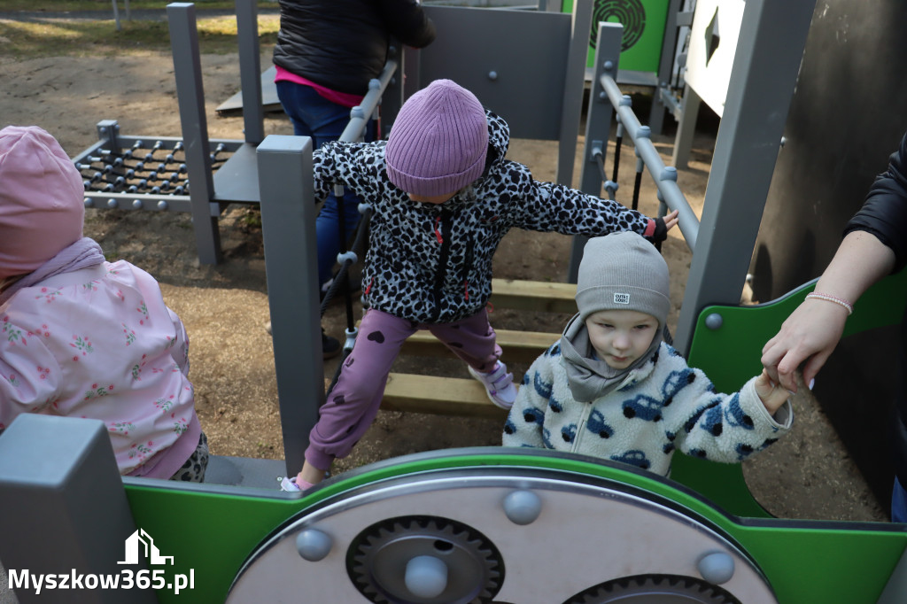 Fotorelacja: Nowe place zabaw przy Żłobkach Gminnych w Poraju i Żarkach-Letnisku