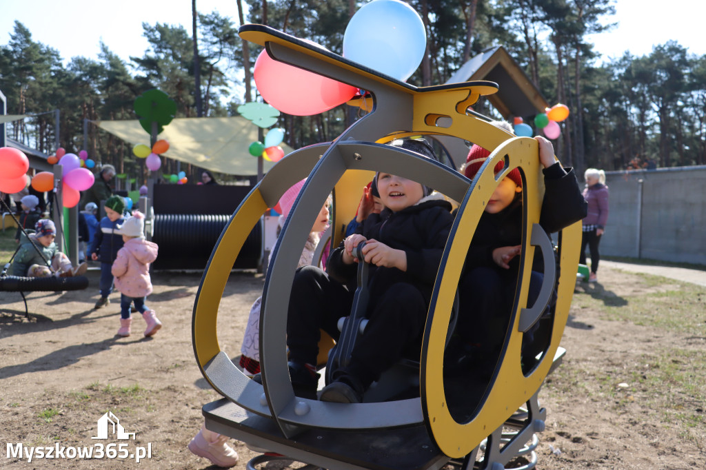 Fotorelacja: Nowe place zabaw przy Żłobkach Gminnych w Poraju i Żarkach-Letnisku