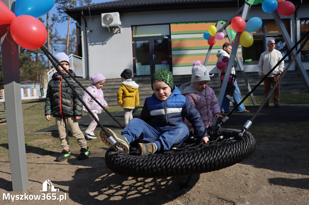 Fotorelacja: Nowe place zabaw przy Żłobkach Gminnych w Poraju i Żarkach-Letnisku