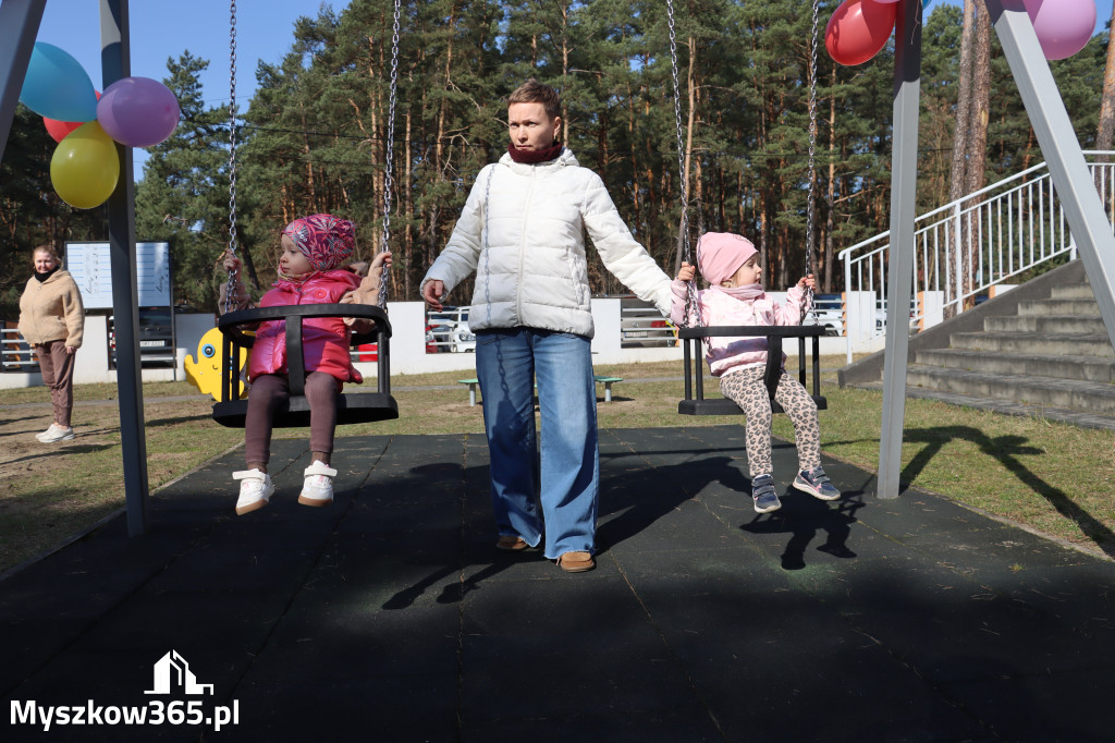 Fotorelacja: Nowe place zabaw przy Żłobkach Gminnych w Poraju i Żarkach-Letnisku