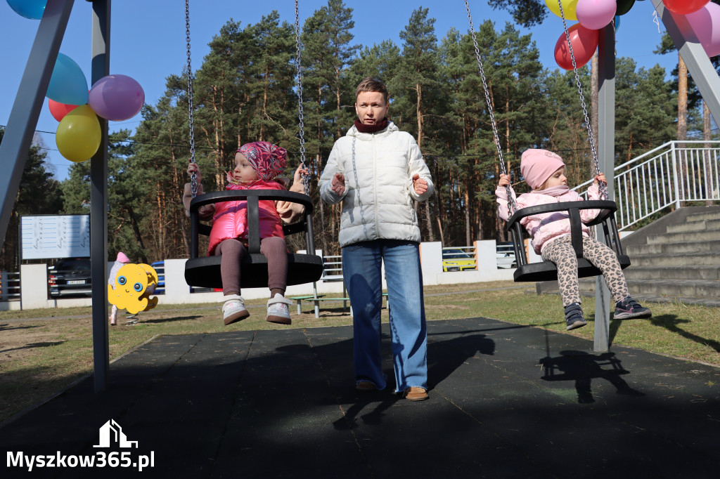 Fotorelacja: Nowe place zabaw przy Żłobkach Gminnych w Poraju i Żarkach-Letnisku