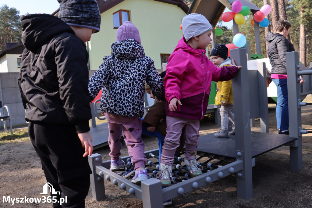 Fotorelacja: Nowe place zabaw przy Żłobkach Gminnych w Poraju i Żarkach-Letnisku