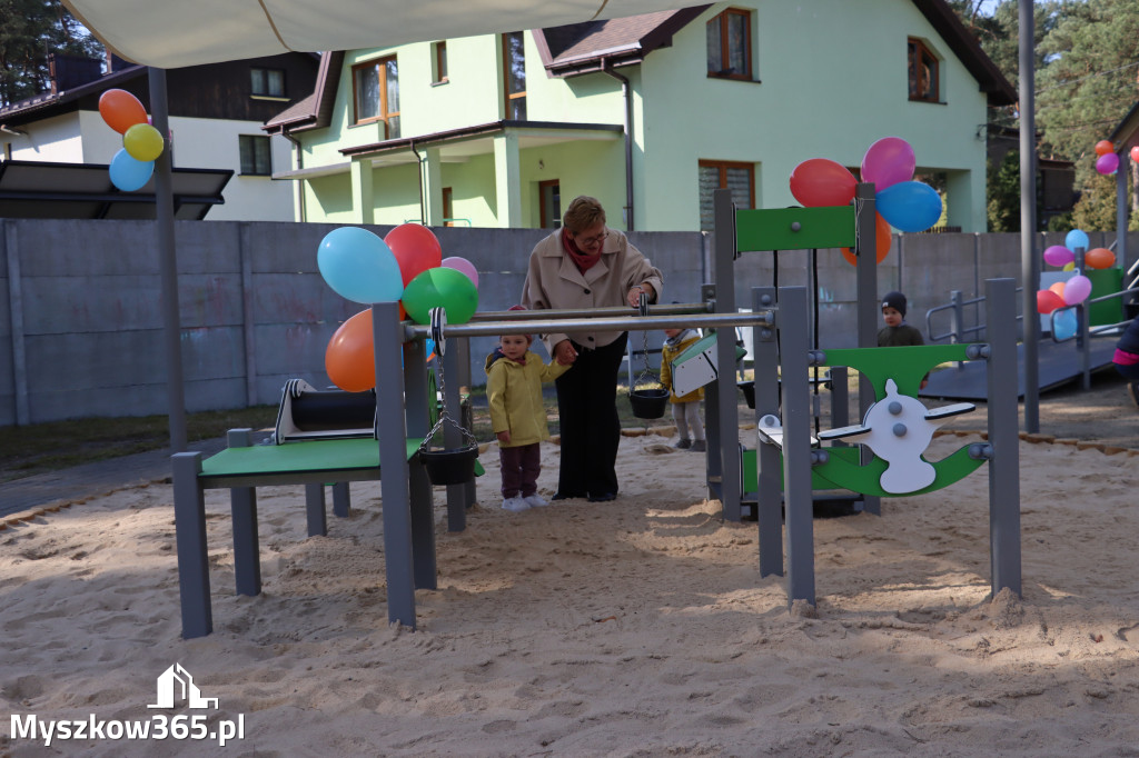Fotorelacja: Nowe place zabaw przy Żłobkach Gminnych w Poraju i Żarkach-Letnisku
