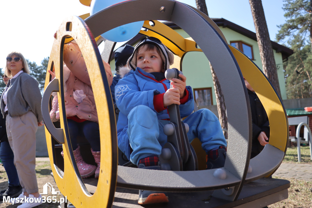 Fotorelacja: Nowe place zabaw przy Żłobkach Gminnych w Poraju i Żarkach-Letnisku