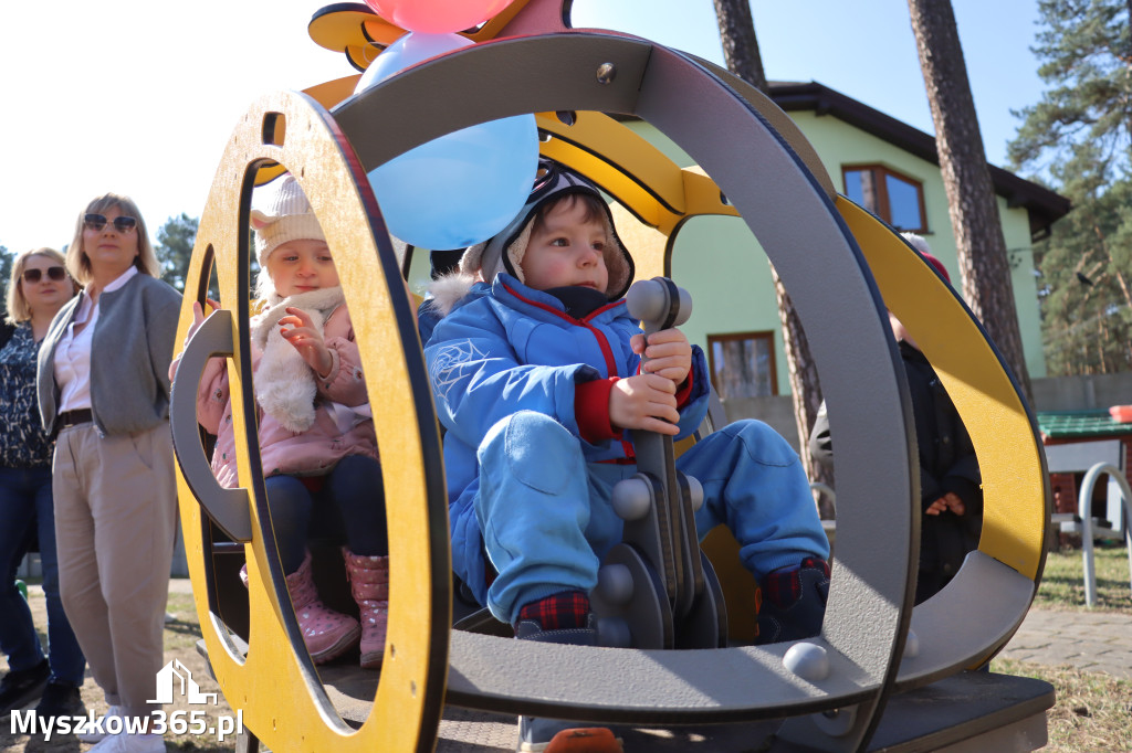 Fotorelacja: Nowe place zabaw przy Żłobkach Gminnych w Poraju i Żarkach-Letnisku