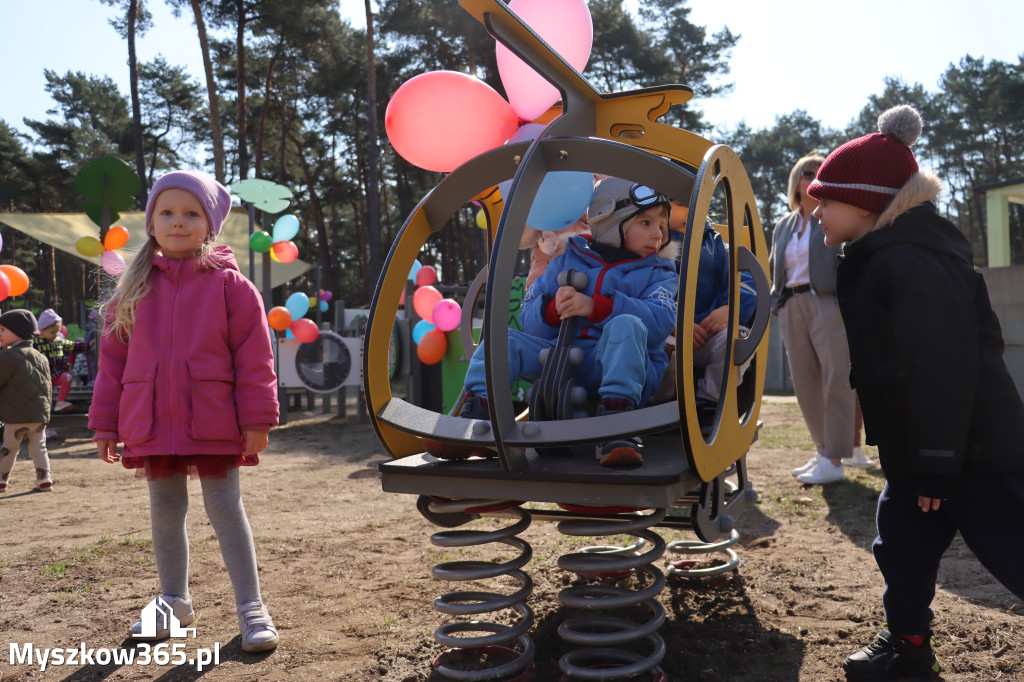 Fotorelacja: Nowe place zabaw przy Żłobkach Gminnych w Poraju i Żarkach-Letnisku