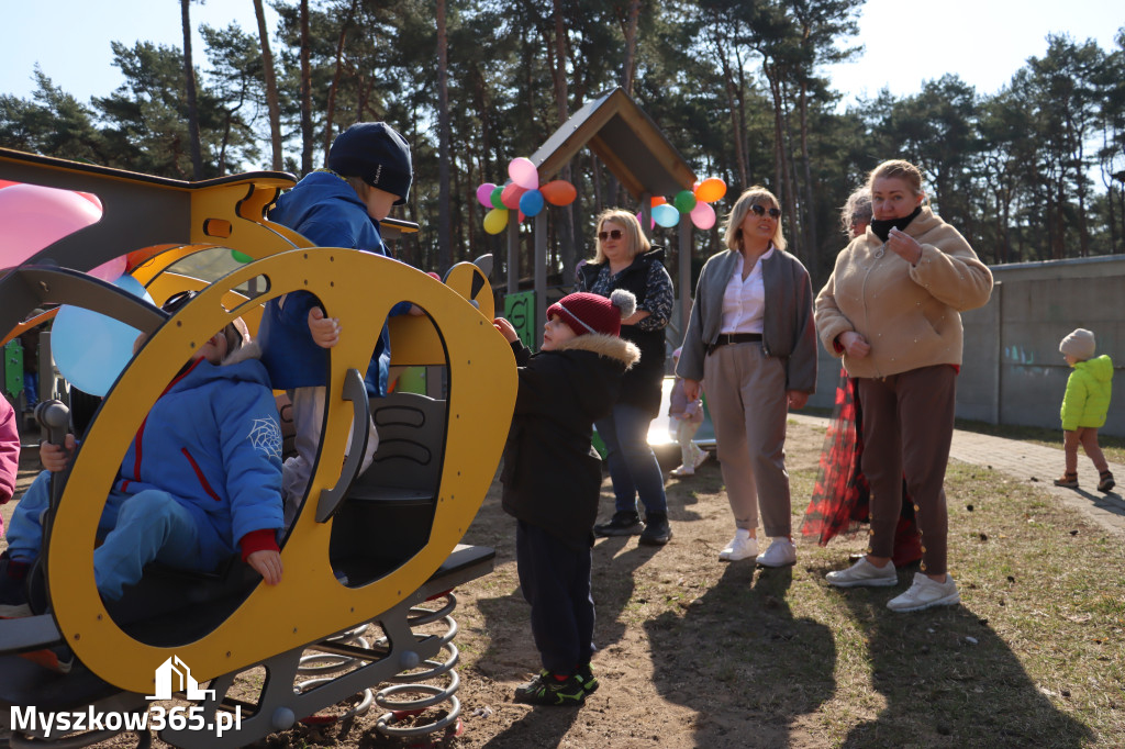Fotorelacja: Nowe place zabaw przy Żłobkach Gminnych w Poraju i Żarkach-Letnisku