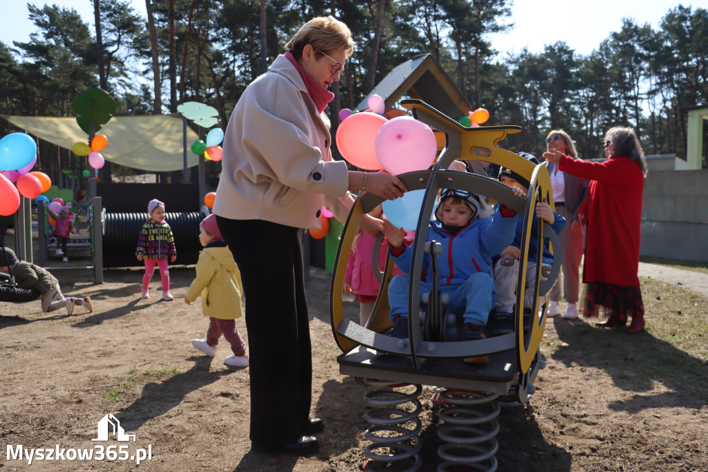 Fotorelacja: Nowe place zabaw przy Żłobkach Gminnych w Poraju i Żarkach-Letnisku