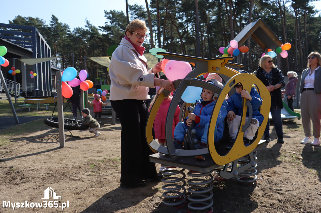 Fotorelacja: Nowe place zabaw przy Żłobkach Gminnych w Poraju i Żarkach-Letnisku