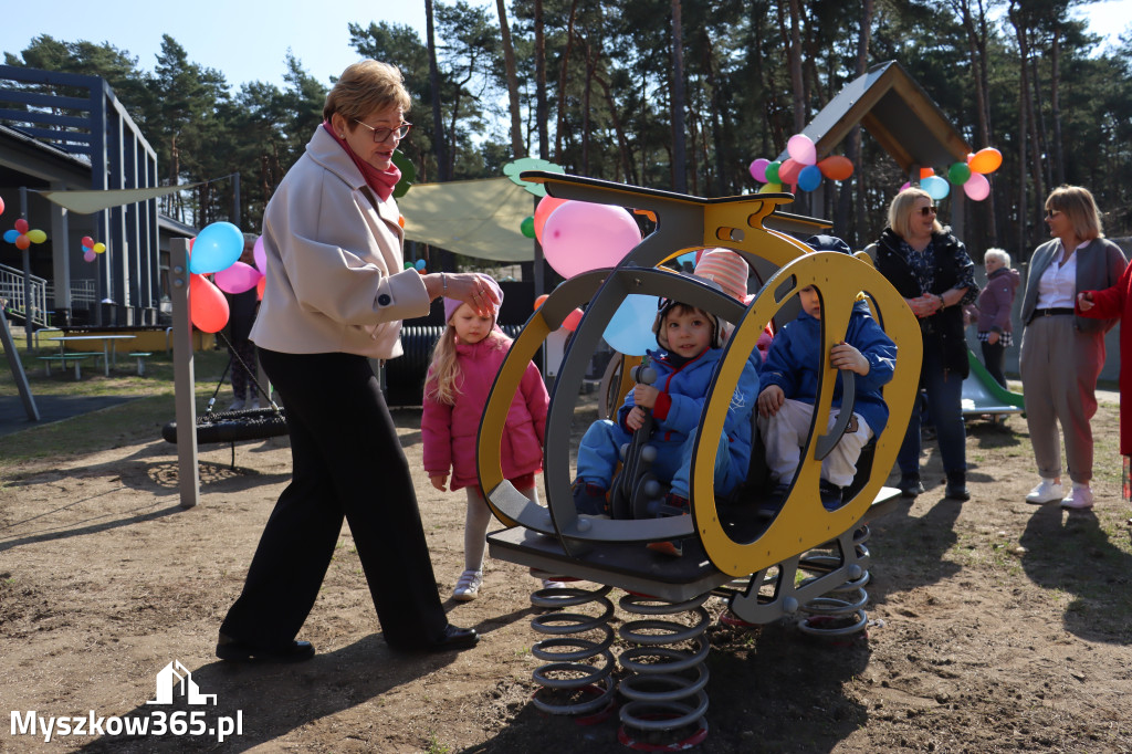 Fotorelacja: Nowe place zabaw przy Żłobkach Gminnych w Poraju i Żarkach-Letnisku