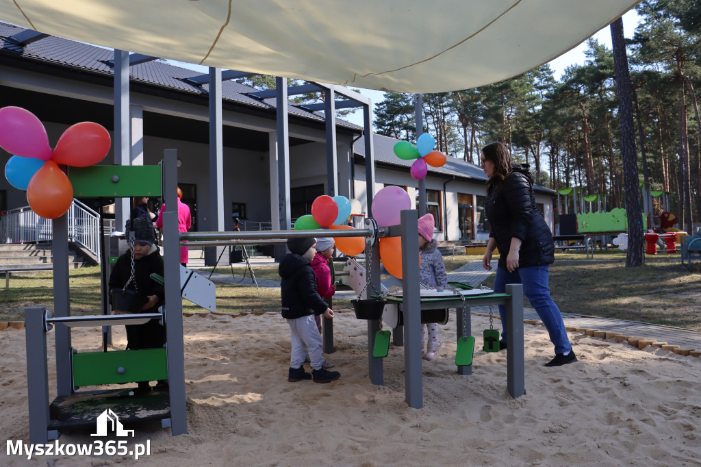 Fotorelacja: Nowe place zabaw przy Żłobkach Gminnych w Poraju i Żarkach-Letnisku