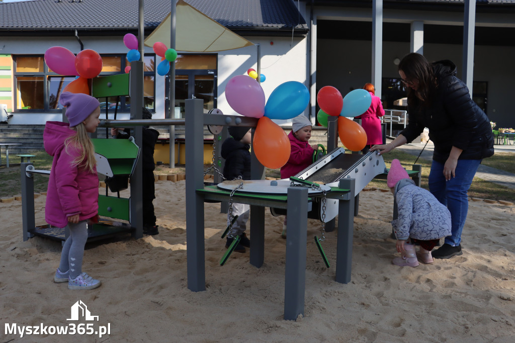 Fotorelacja: Nowe place zabaw przy Żłobkach Gminnych w Poraju i Żarkach-Letnisku