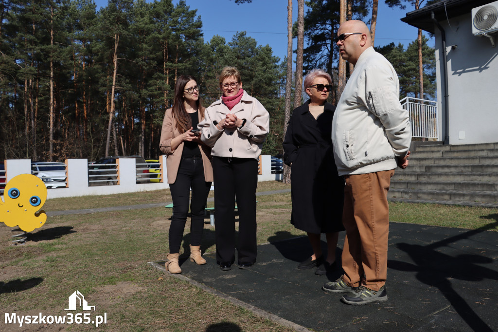 Fotorelacja: Nowe place zabaw przy Żłobkach Gminnych w Poraju i Żarkach-Letnisku