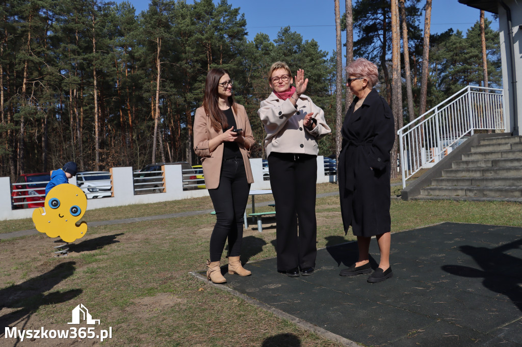 Fotorelacja: Nowe place zabaw przy Żłobkach Gminnych w Poraju i Żarkach-Letnisku