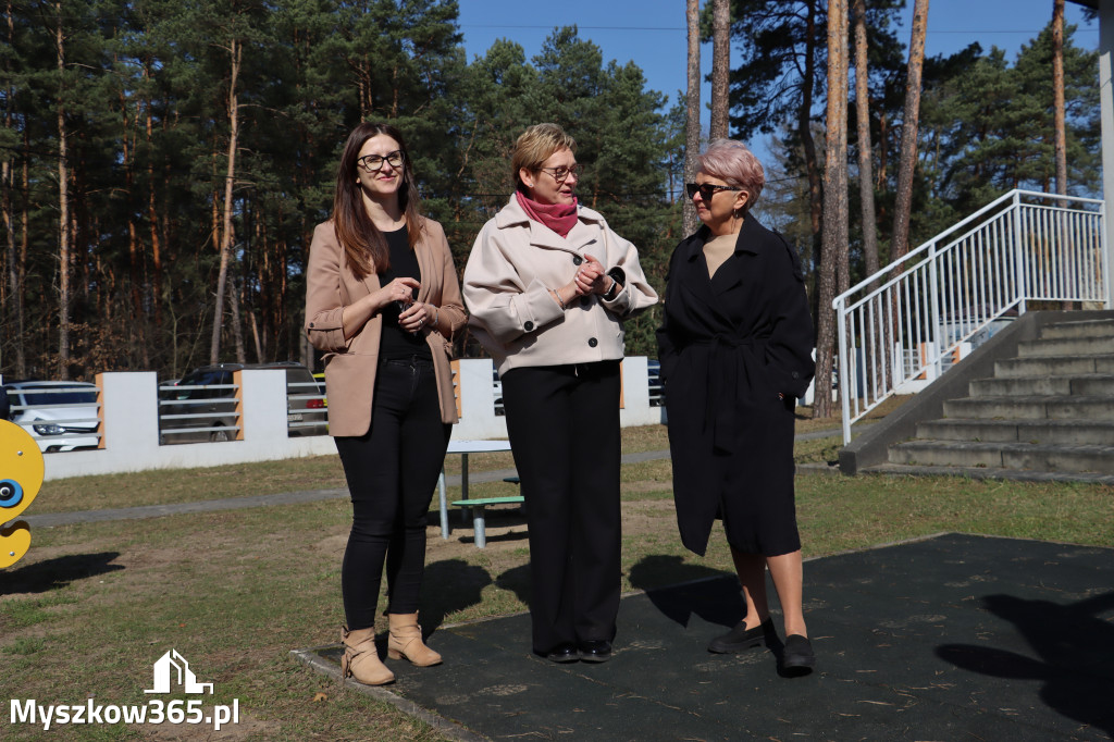 Fotorelacja: Nowe place zabaw przy Żłobkach Gminnych w Poraju i Żarkach-Letnisku