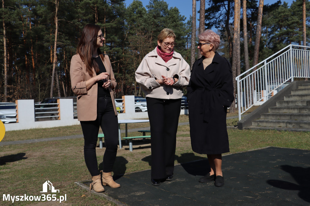 Fotorelacja: Nowe place zabaw przy Żłobkach Gminnych w Poraju i Żarkach-Letnisku