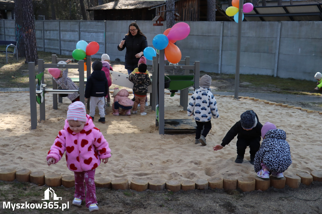 Fotorelacja: Nowe place zabaw przy Żłobkach Gminnych w Poraju i Żarkach-Letnisku