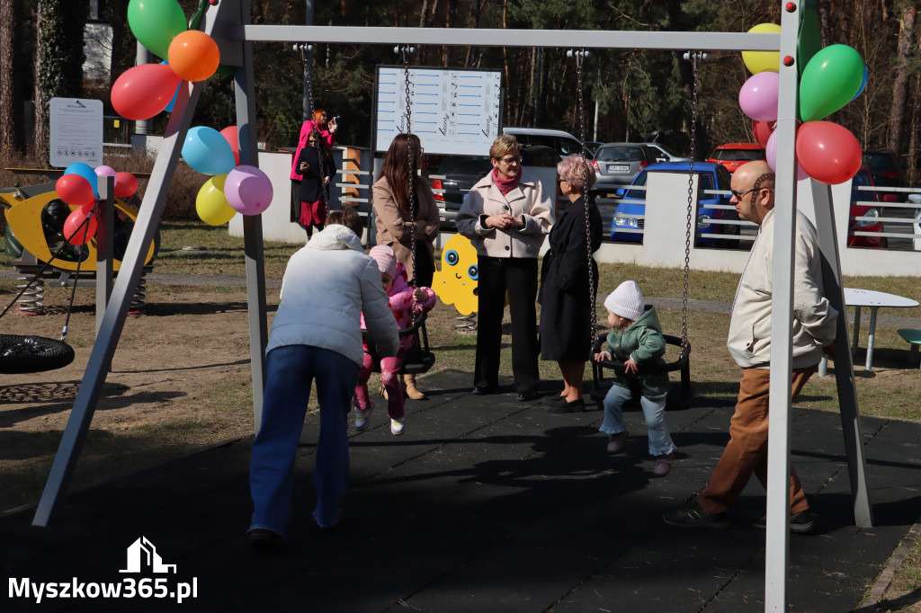 Fotorelacja: Nowe place zabaw przy Żłobkach Gminnych w Poraju i Żarkach-Letnisku