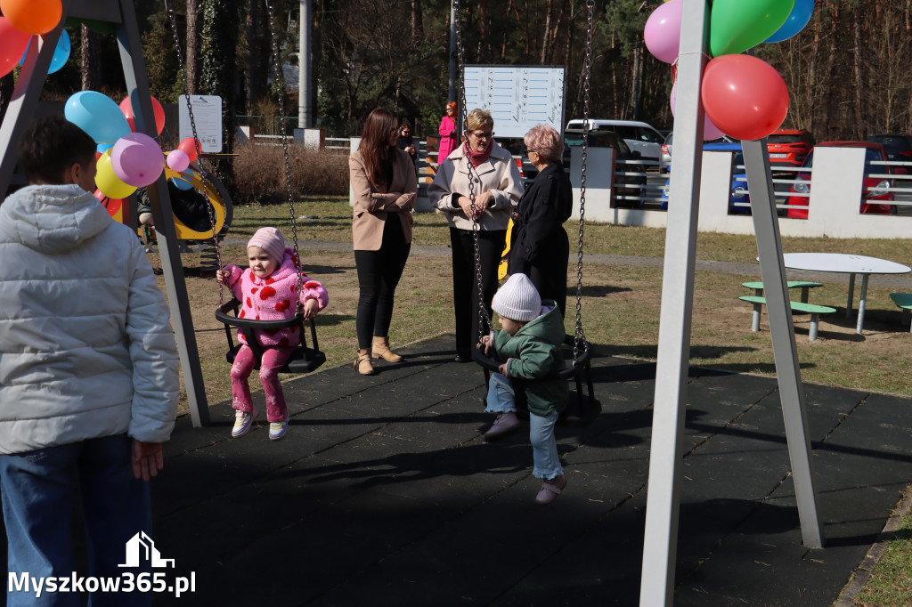 Fotorelacja: Nowe place zabaw przy Żłobkach Gminnych w Poraju i Żarkach-Letnisku