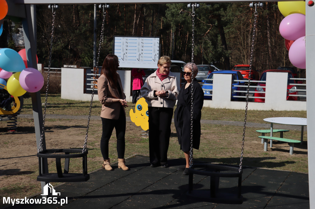 Fotorelacja: Nowe place zabaw przy Żłobkach Gminnych w Poraju i Żarkach-Letnisku