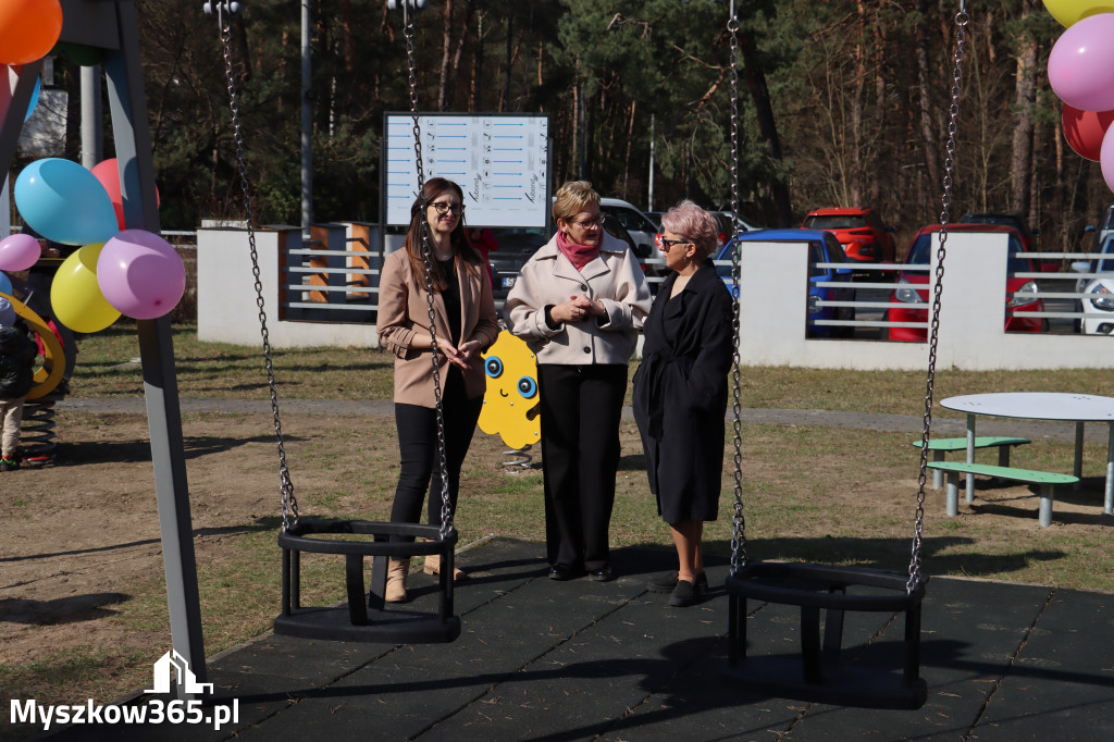 Fotorelacja: Nowe place zabaw przy Żłobkach Gminnych w Poraju i Żarkach-Letnisku