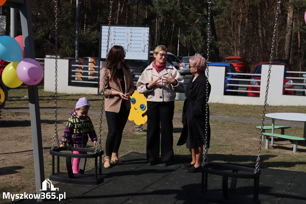 Fotorelacja: Nowe place zabaw przy Żłobkach Gminnych w Poraju i Żarkach-Letnisku