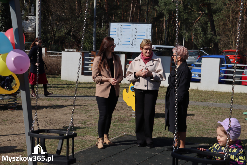 Fotorelacja: Nowe place zabaw przy Żłobkach Gminnych w Poraju i Żarkach-Letnisku
