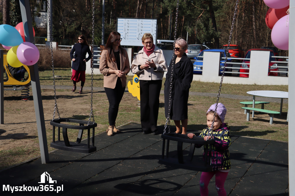 Fotorelacja: Nowe place zabaw przy Żłobkach Gminnych w Poraju i Żarkach-Letnisku