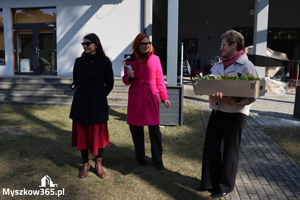 Fotorelacja: Nowe place zabaw przy Żłobkach Gminnych w Poraju i Żarkach-Letnisku