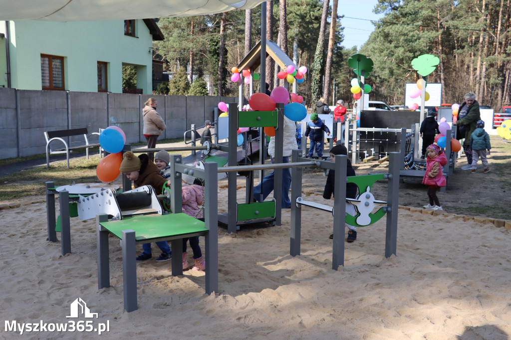 Fotorelacja: Nowe place zabaw przy Żłobkach Gminnych w Poraju i Żarkach-Letnisku
