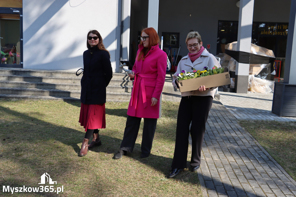 Fotorelacja: Nowe place zabaw przy Żłobkach Gminnych w Poraju i Żarkach-Letnisku