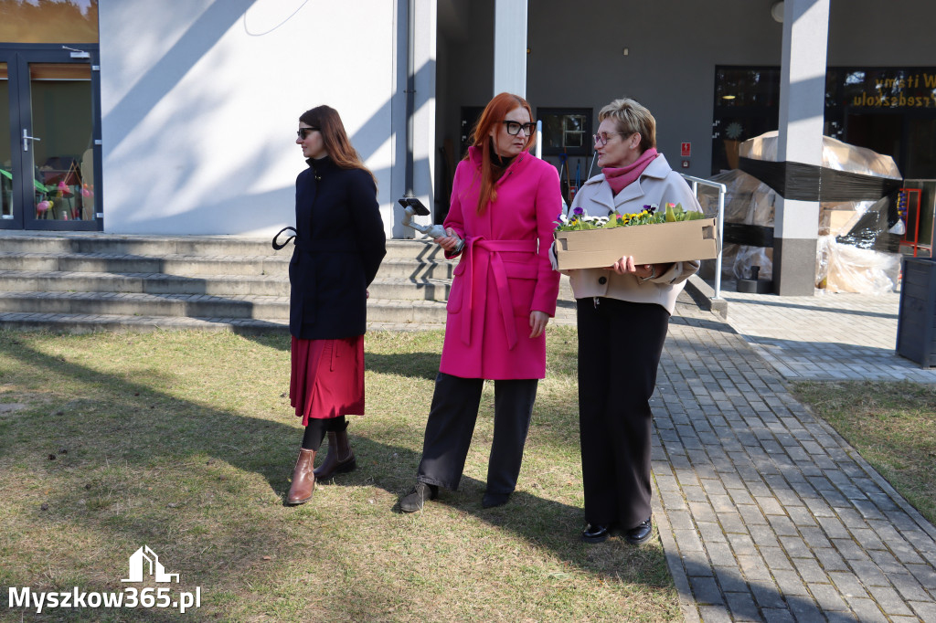 Fotorelacja: Nowe place zabaw przy Żłobkach Gminnych w Poraju i Żarkach-Letnisku