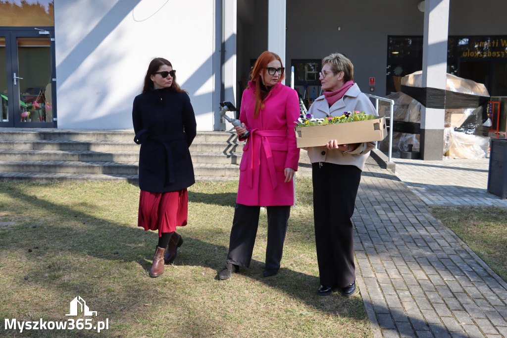 Fotorelacja: Nowe place zabaw przy Żłobkach Gminnych w Poraju i Żarkach-Letnisku