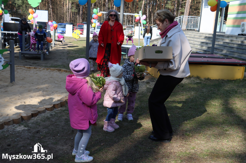 Fotorelacja: Nowe place zabaw przy Żłobkach Gminnych w Poraju i Żarkach-Letnisku