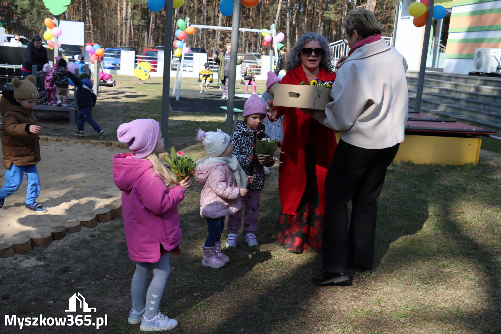 Fotorelacja: Nowe place zabaw przy Żłobkach Gminnych w Poraju i Żarkach-Letnisku