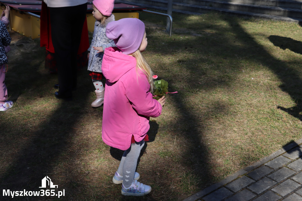 Fotorelacja: Nowe place zabaw przy Żłobkach Gminnych w Poraju i Żarkach-Letnisku