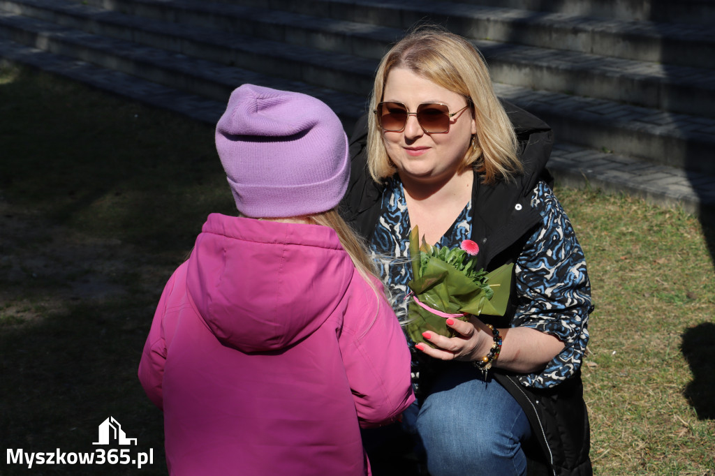 Fotorelacja: Nowe place zabaw przy Żłobkach Gminnych w Poraju i Żarkach-Letnisku