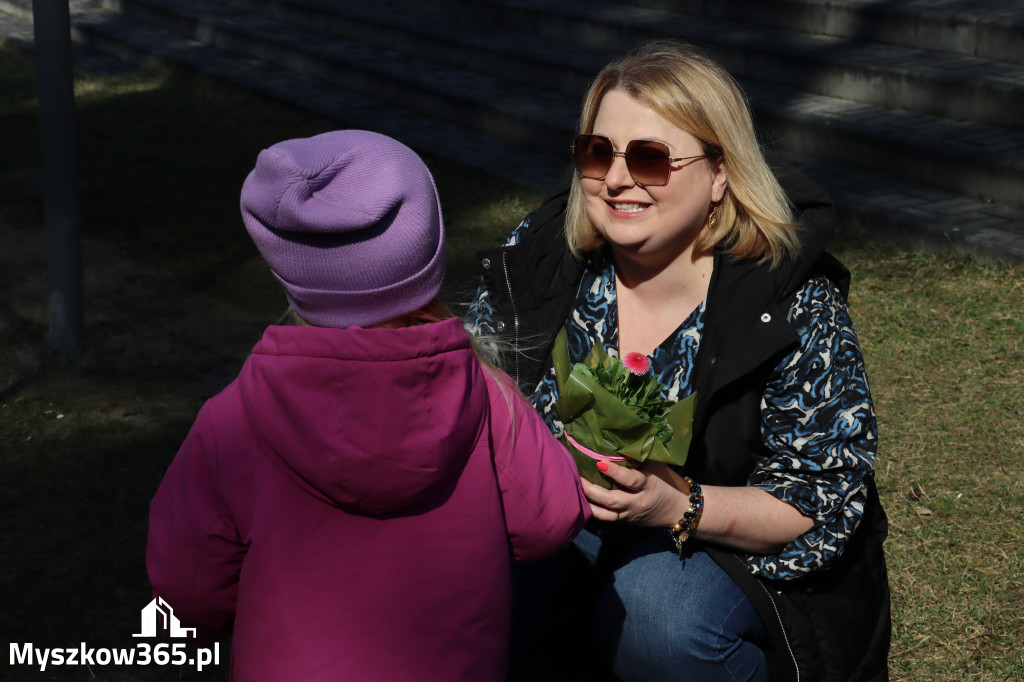 Fotorelacja: Nowe place zabaw przy Żłobkach Gminnych w Poraju i Żarkach-Letnisku